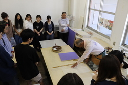 写真：屏風を貼り付け補強の作業の様子1
