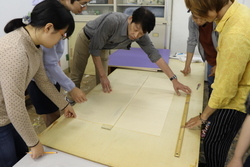 写真：屏風を貼り付け補強の作業の様子3