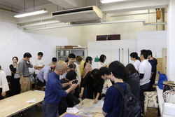 写真：屏風を貼り付け補強の作業の様子4