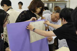 写真：屏風を貼り付け補強の作業の様子6