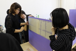 写真：屏風を貼り付け補強の作業の様子7