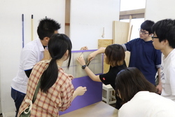 写真：屏風を貼り付け補強の作業の様子8