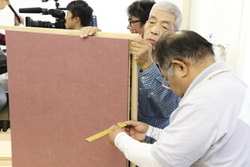 写真：屏風の縁付け、総仕上げの様子3