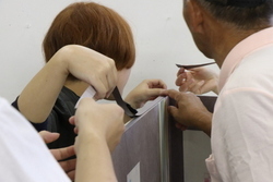 写真：屏風の縁付け、総仕上げの様子4