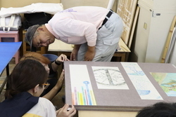 写真：屏風の縁付け、総仕上げの様子6