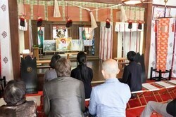 写真：阿智神社へ奉納の様子1