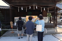 写真：観光客が屏風を眺める様子