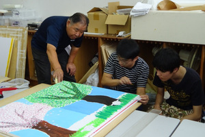 写真：屏風縁打ち付け作業の様子3