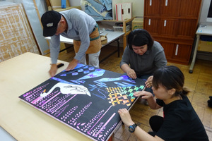 写真：屏風縁打ち付け作業の様子4