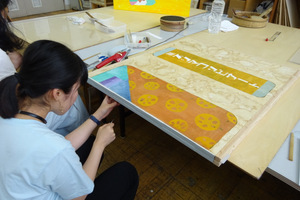 写真：屏風縁打ち付け作業の様子1
