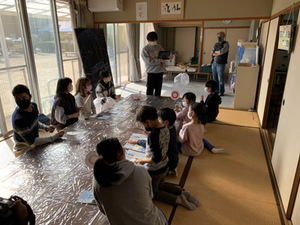 写真：シールアート制作の様子1