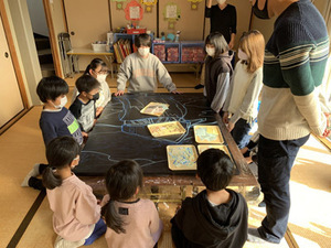 写真：シールアート制作の様子2