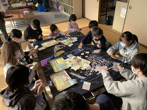 写真：シールアート制作の様子4