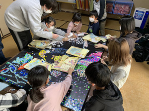 写真：シールアート制作の様子5