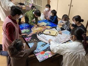 写真：シールアート制作の様子7
