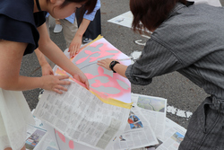 写真：傘に型紙を貼る作業中