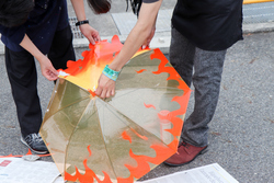 写真：型を移動し塗装を続ける