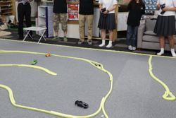 写真：レース体験。コースを走らせるのは難しい。