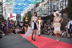 写真：ファッションショーの様子2