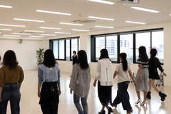 写真：歩くレッスンを重ねます