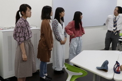 写真：衣装にどんな小物が合うかアドバイスを受けています