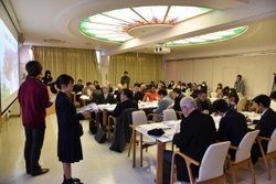 写真：学生の提案を聞きに水島港まつり運営委員会の約30人が参加