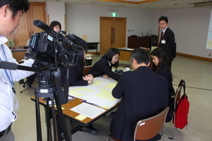 写真：検討している様子を取材を受けました