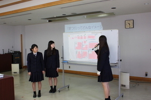 写真：考えたまつりのイメージを発表している様子