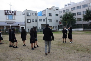 写真：まつりの会場である公園を見ている様子