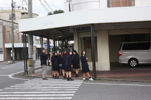 写真：まつりの会場である商店街を見ている様子