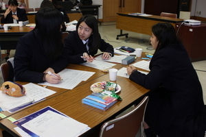 写真：話し合いながらイベントを検討している様子