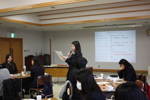 写真：考えたイベント内容を発表している様子