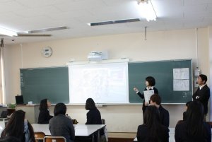 写真：水島港まつりのビデオを見ながら場所のイメージをつかんでいる様子