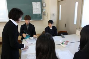 写真：アドバイスを受けながら検討する様子