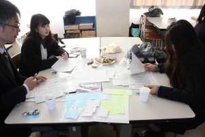 写真：チームでの話し合いの様子1