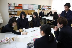 写真：チームでの話し合いの様子4