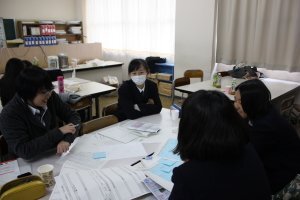 写真：話し合いでは大学生がひっぱります