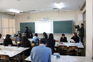 写真：説明資料の構成について説明中