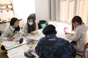 写真：前回欠席の班。苦戦中！？