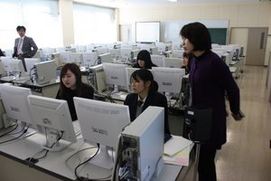 写真：パソコン教室で作成中の様子