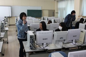 写真：大学生が方向性について指導もします