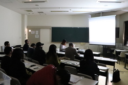 写真：学生によるアイデアのプレゼンの様子1