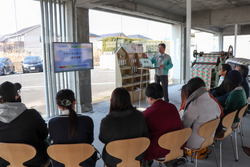 写真：カモイ加工紙見学の様子1
