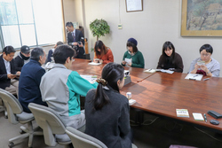 写真：カモイ加工紙見学の様子5