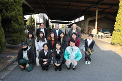 写真：カモイ加工紙見学の様子6