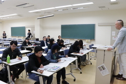 写真：倉敷芸術科学大学学生への説明の様子2