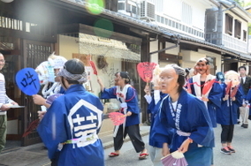 写真：東町を練り歩く学生素隠居2