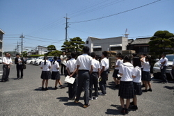 写真：玉島商業を出発