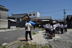 写真：備中玉島湊屋の敷地を見学