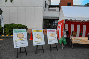写真：米粉製品の商品一覧の看板